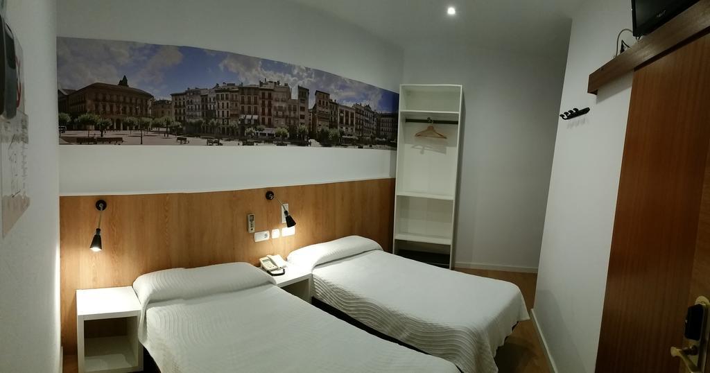 Hostal Restaurante Cornella Cornellà de Llobregat Kültér fotó