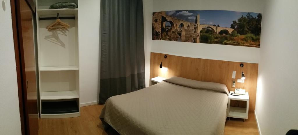 Hostal Restaurante Cornella Cornellà de Llobregat Kültér fotó
