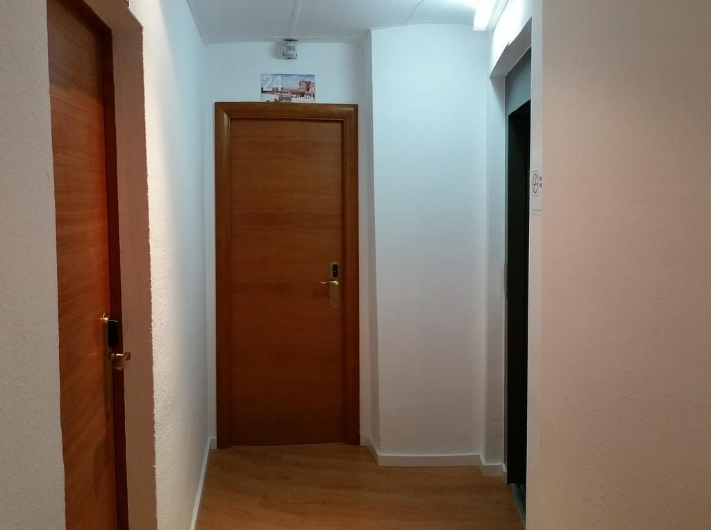 Hostal Restaurante Cornella Cornellà de Llobregat Kültér fotó