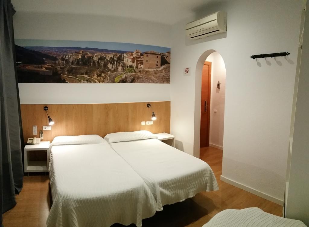 Hostal Restaurante Cornella Cornellà de Llobregat Kültér fotó