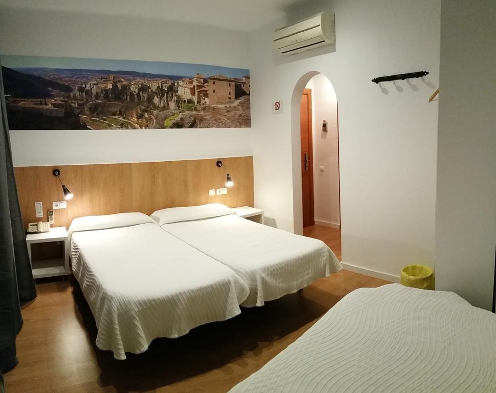 Hostal Restaurante Cornella Cornellà de Llobregat Kültér fotó