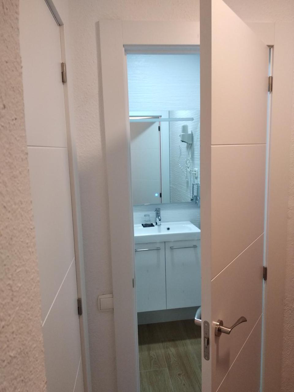 Hostal Restaurante Cornella Cornellà de Llobregat Kültér fotó