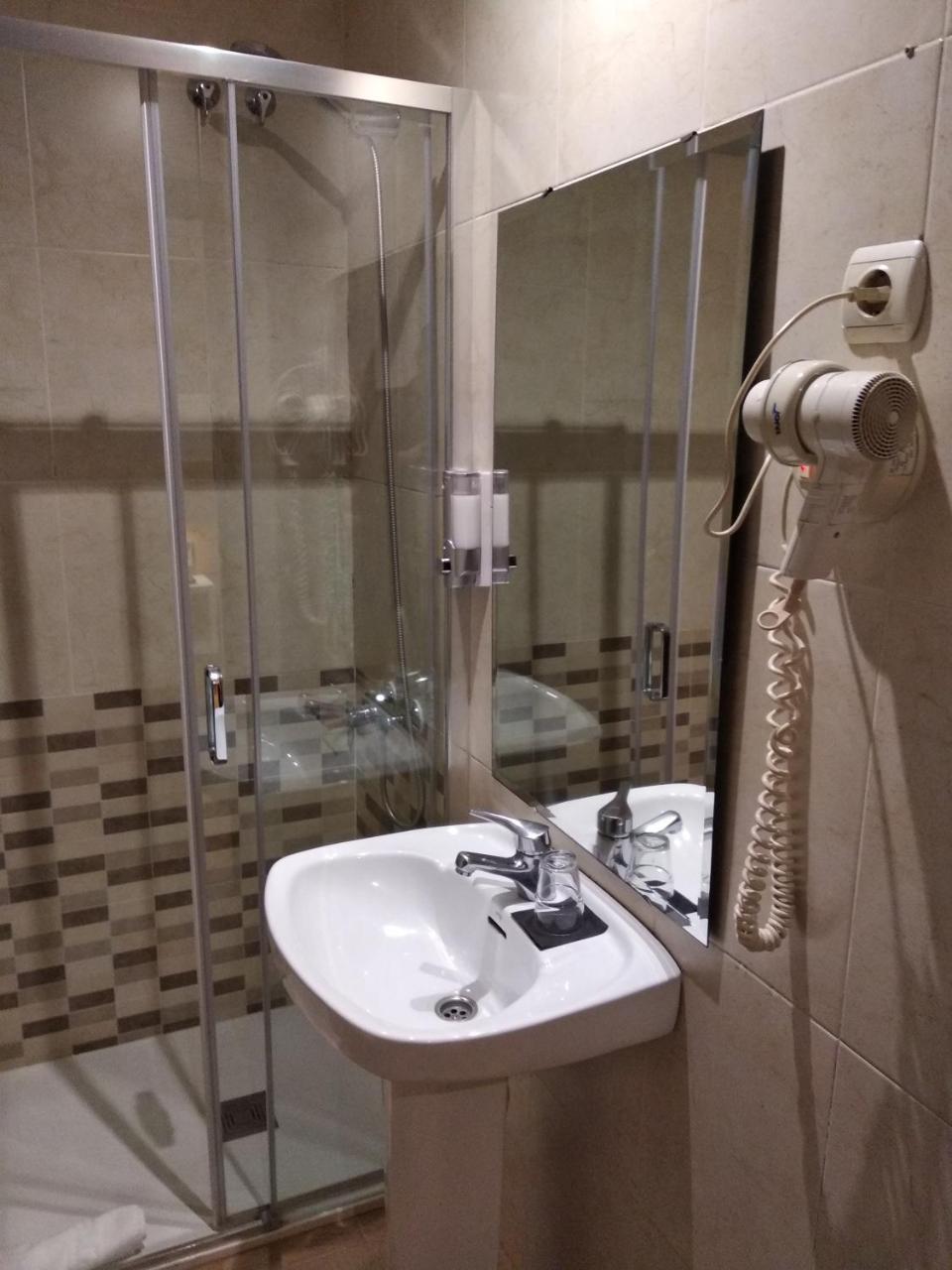 Hostal Restaurante Cornella Cornellà de Llobregat Kültér fotó