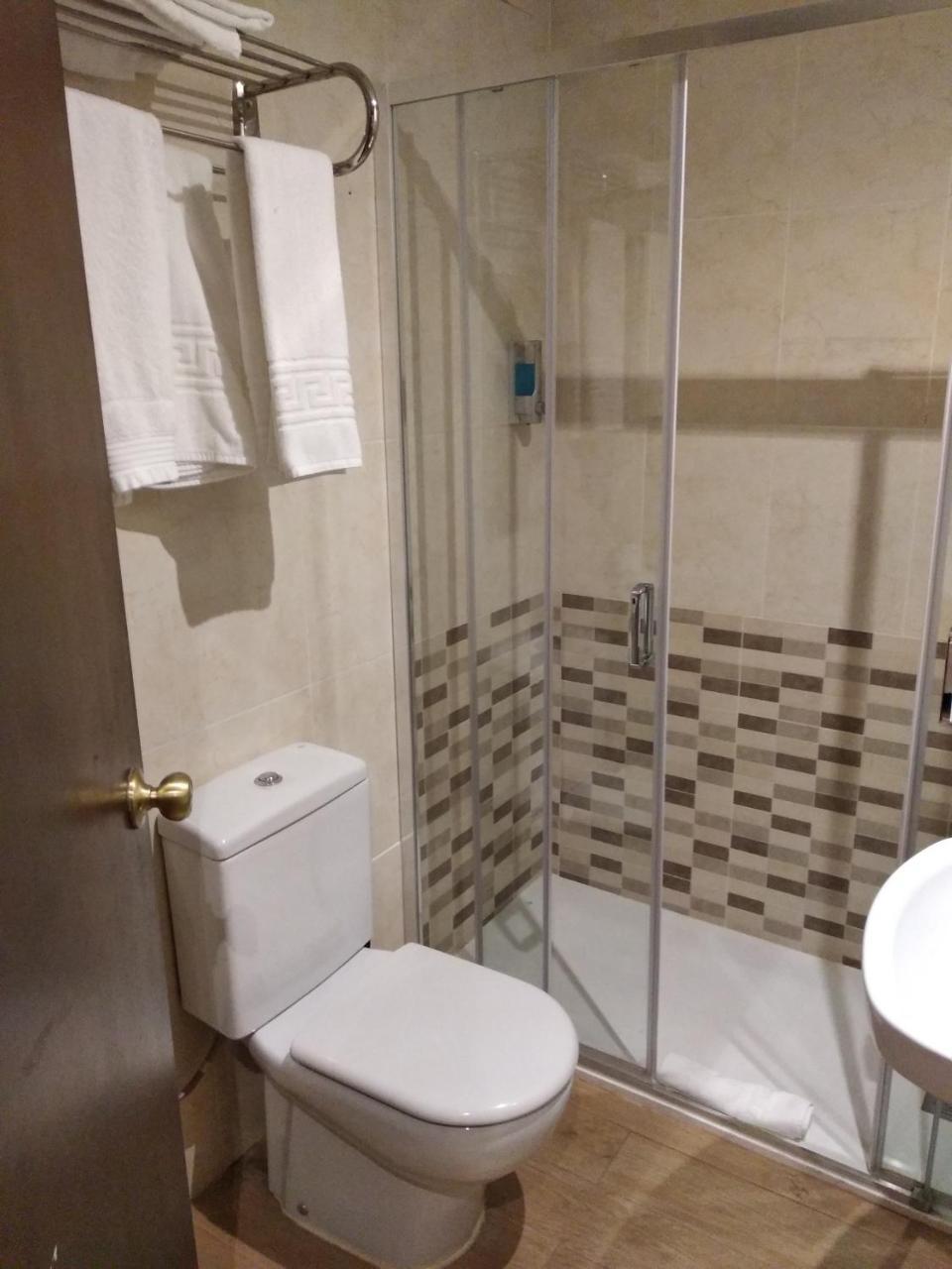 Hostal Restaurante Cornella Cornellà de Llobregat Kültér fotó